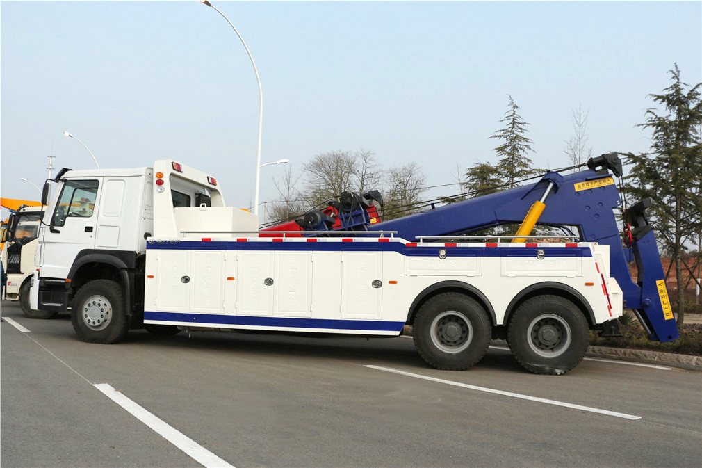 重汽后八轮一拖一清障车