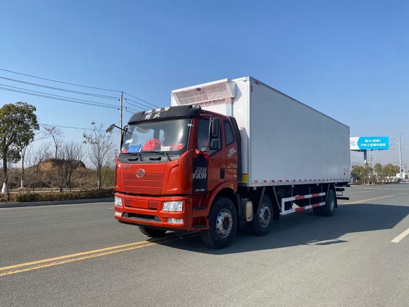 解放J6L小三轴9米6国六(天然气)冷藏车