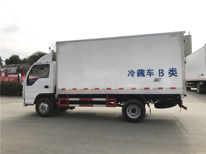 国六 五十铃100P蓝牌冷藏车